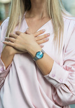 Charger l&#39;image dans la galerie, Jowissa Swiss Womens Watch Facet with silver Mesh Bracelet and light blue dial on Lady pink clothes
