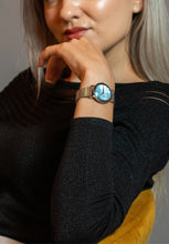 Charger l&#39;image dans la galerie, Jowissa Swiss Womens Watch Facet with Mesh Bracelet and mother of pearl dial. on Lady with black sweatshirt
